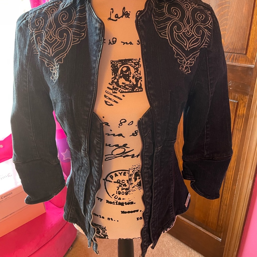 NWOT- XL Dereon embroidered Jean jacket